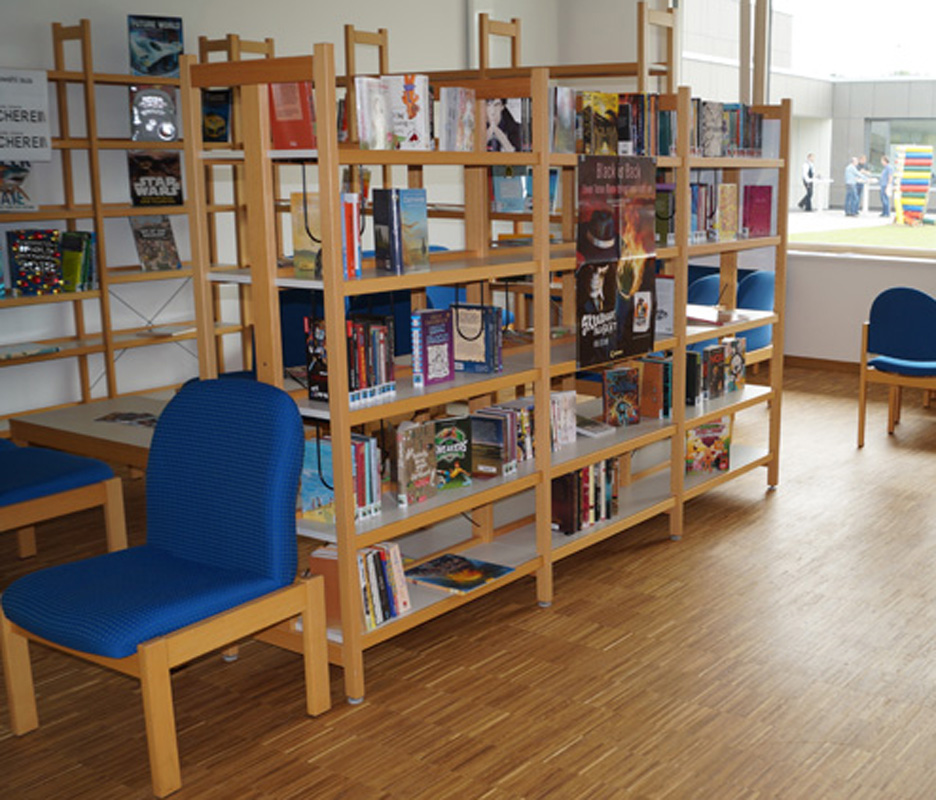 Blick in die Schülerbücherei mit Bücherregalen und Sitzgelegenheiten