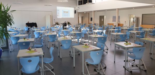 feierliche geschmückter Forum der Oberschule Artland mit den auf Abstand aufgestellten Stühlen