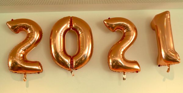 goldene Luftballons mit den Zahlen 2021