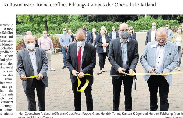 Ausschnitt aus dem Zeitungsartikel, Personen in Maske duchschneiden ein Band