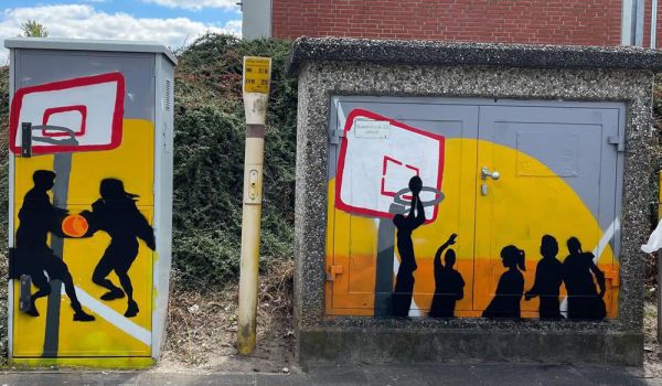 zwei Stromkästen besprüht mit Graffitibilder, Motiv: Basketballspiel