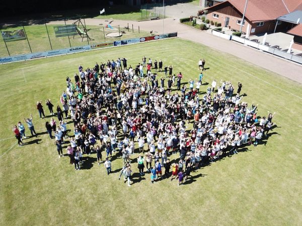 Drohnenaufnahme der Schülerschaft der Oberschule Artland