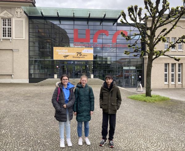 SchülerInnen der Oberschule stehen vor dem Eingang des HCC Congress Centrum Hannover