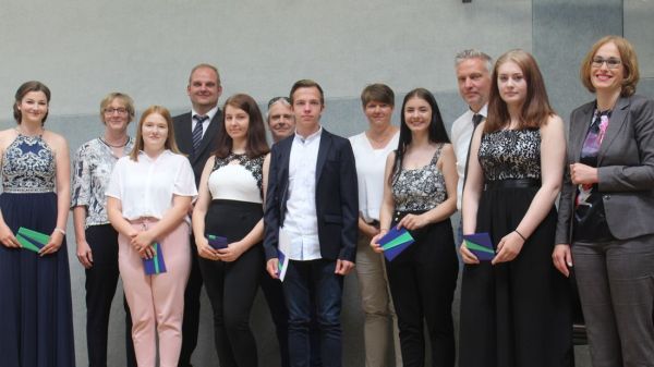 Während der Entlassfeier zeichnete die Oberschule Artland die Klassen- und Jahrgangsbesten aus. Unser Bild zeigt sie mit den Klassenlehrern und Konrektorin Marion Klein (rechts).