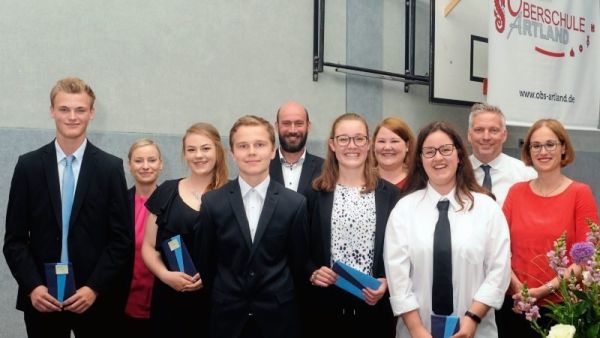 Die Klassenbesten der Oberschule Artland mit ihren Klassenlehrern, von links: Thomas Eveslage (Klasse 10b), Johanna Blömer (Klassenlehrerin 10b), Josefina Arendt (Klasse 10b), Tom Bornhorst (Klasse 10a), Marko Löwenau (Klassenlehrer 10a), Nele Samulski (Klasse 10c), Katharina Middendorf (Klassenlehrerin 10c), Nadine Storbeck (Klasse 10d), Udo Meyer (Klassenlehrer 10d) und Marion Klein, stellvertretende Schulleiterin