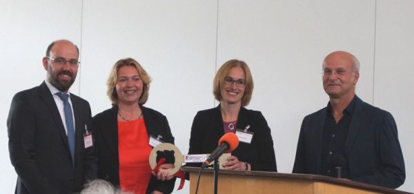 das Schulleitungsteam und der Architekt halten einen großen Schlüssen für das neue Gebäuder der Oberschule Artland