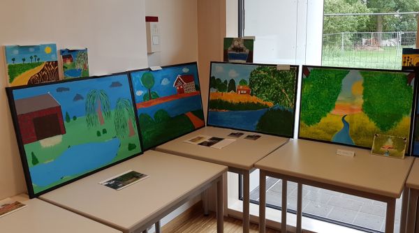drei Leinwände, auf denen die Landschaften Artlands in Acryl gemalt sind
