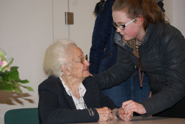 Erna de Vries mit einer Schülerin der Oberschule Artland, die ihr die Hand drückt