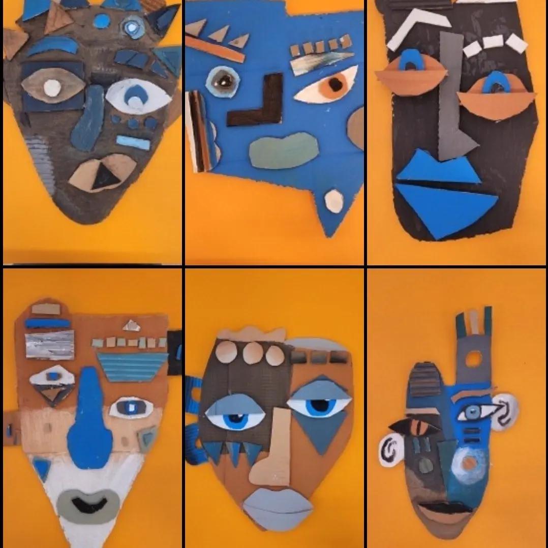 sechs Masken, gebastelt aus buntem Papier, die dargestellten Gesichter haben grobe Gesichtszüge